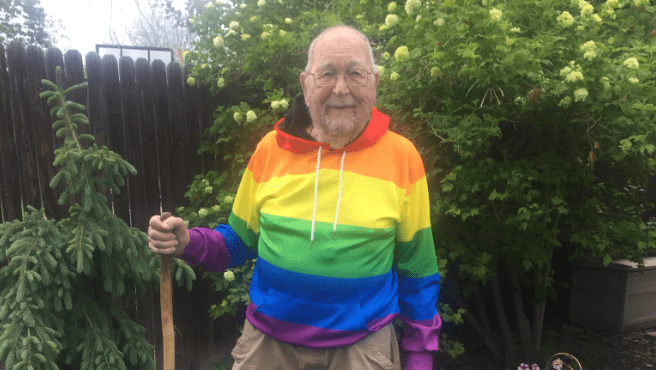 Un anciano de 90 años sale finalmente del armario frente a su familia y amigos por un descuido: «Soy libre, soy gay»