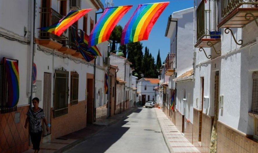 Cuelgan 400 banderas gais en un pueblo malagueño al quitarla el ayuntamiento